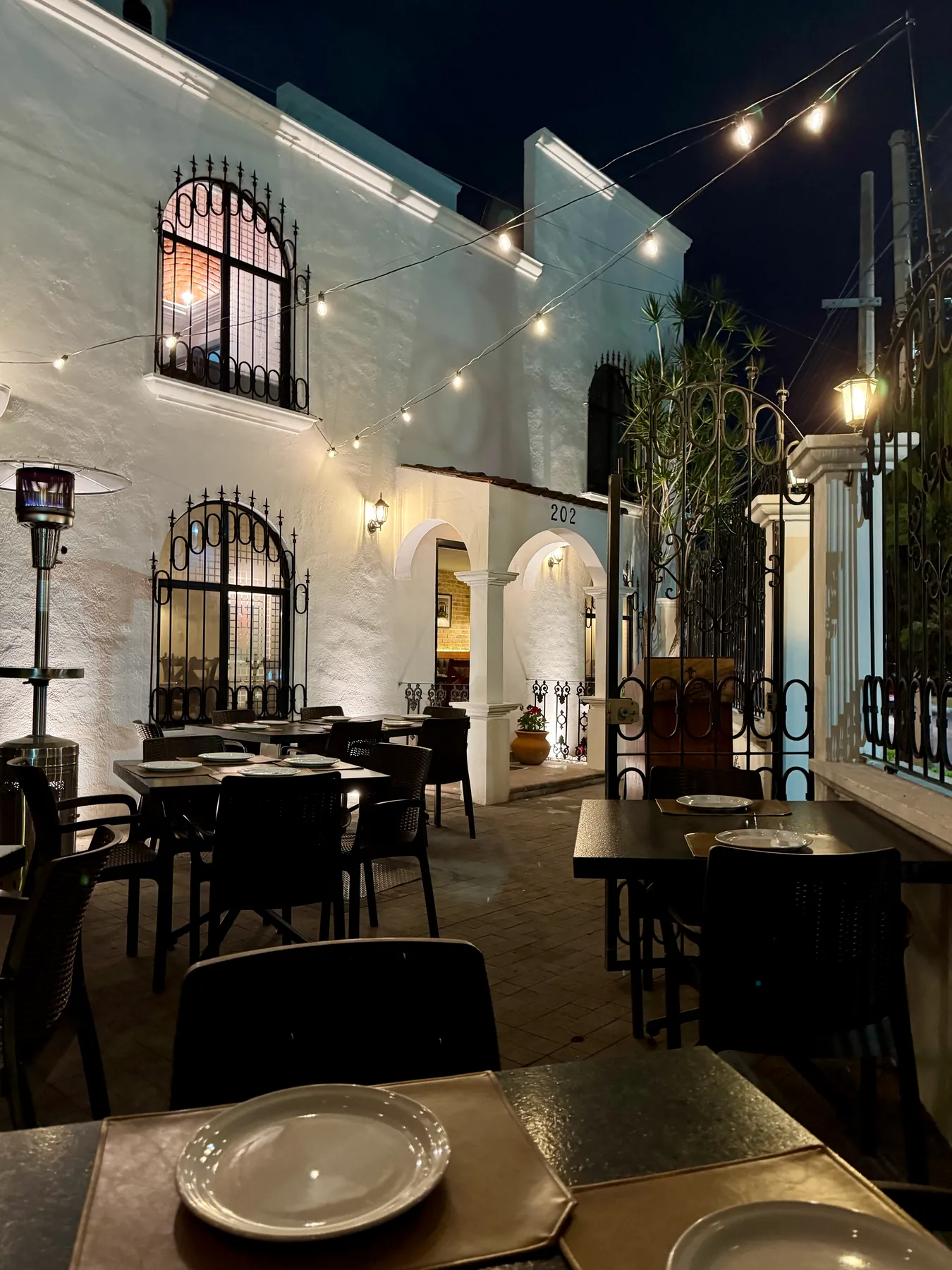 Terraza de noche junto a la fachada blanca