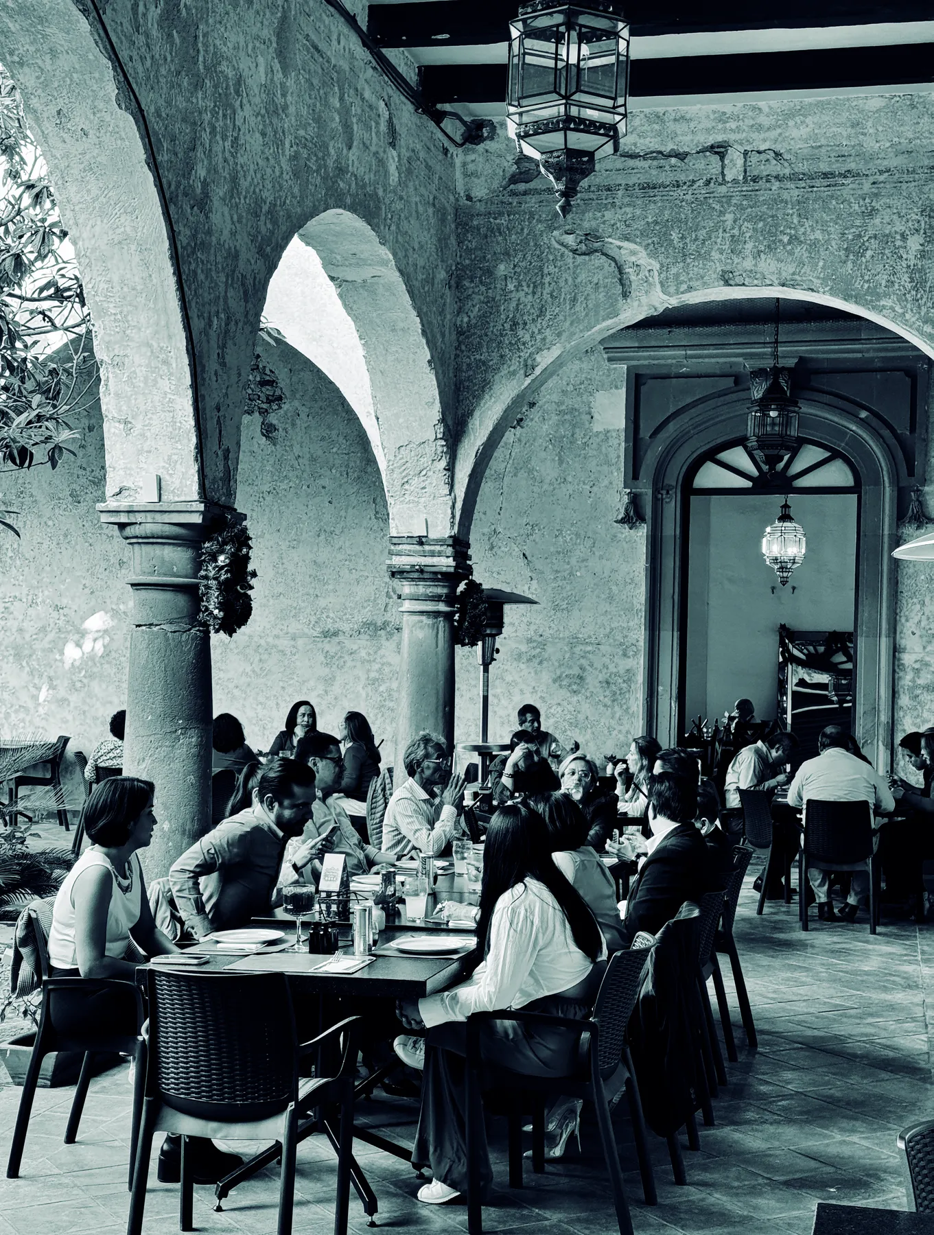 Comensales en el patio de arcos