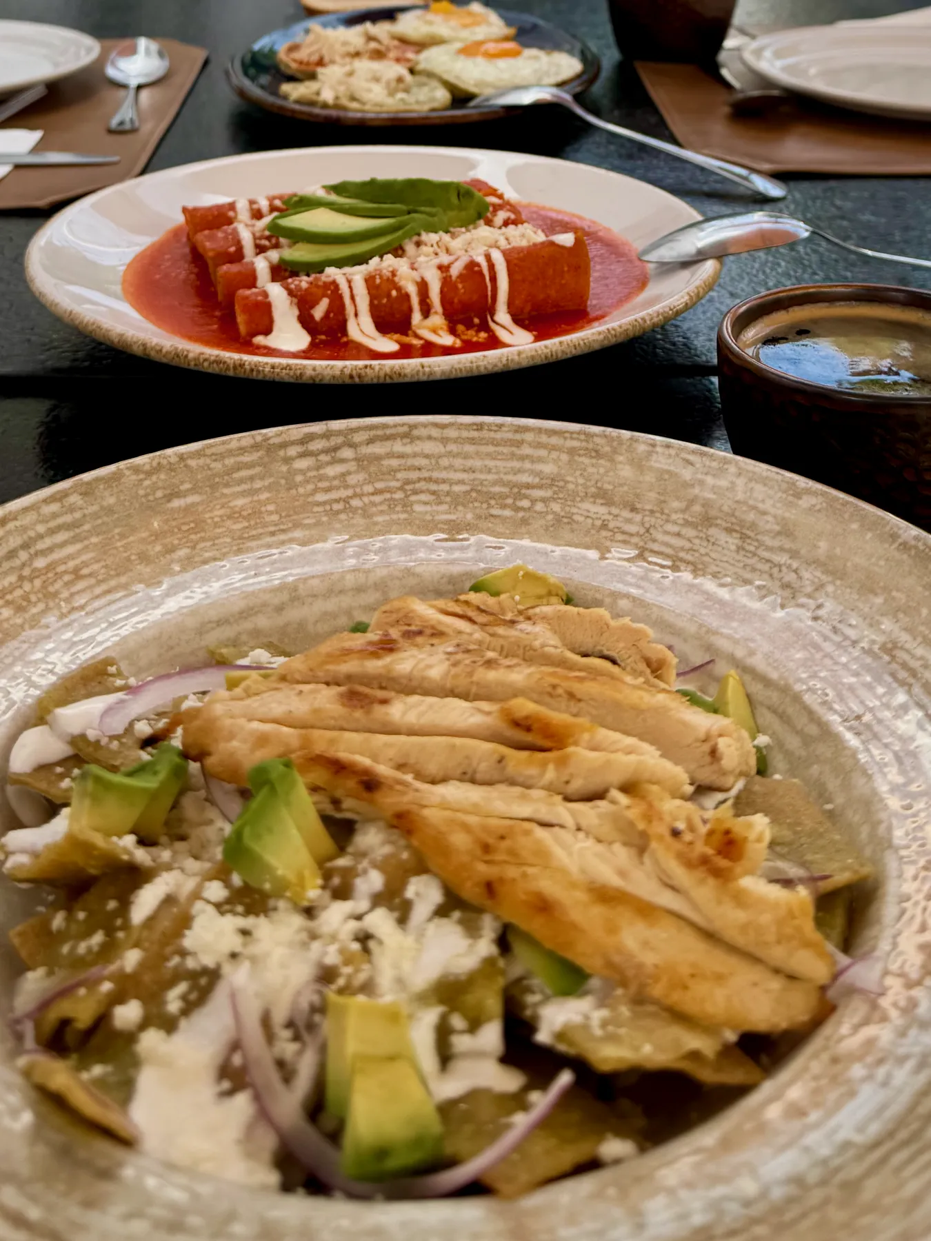 Chilaquiles verdes y enchiladas rojas